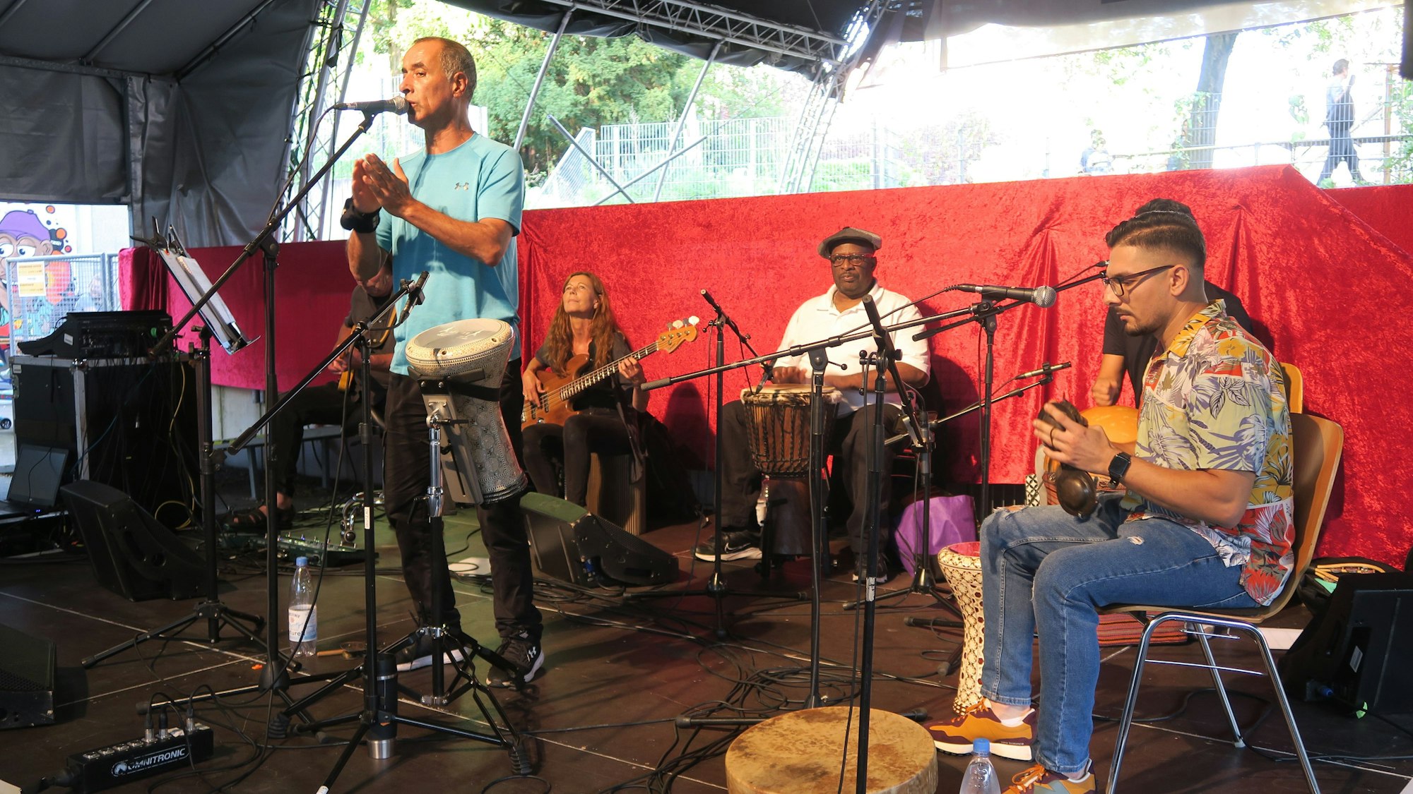 Die Band „Leylas Freunde“ trat im Innenhof des Bürgerhauses Kalk.