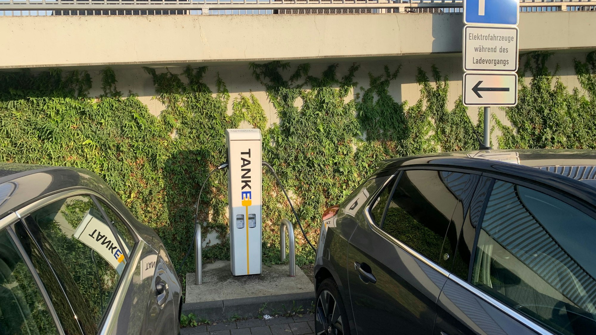 Eine E-Ladesäule mit zwei Anschlüssen der Stadtwerke Sankt Augustin steht an der Bus- und Bahnhaltestelle beim Huma.