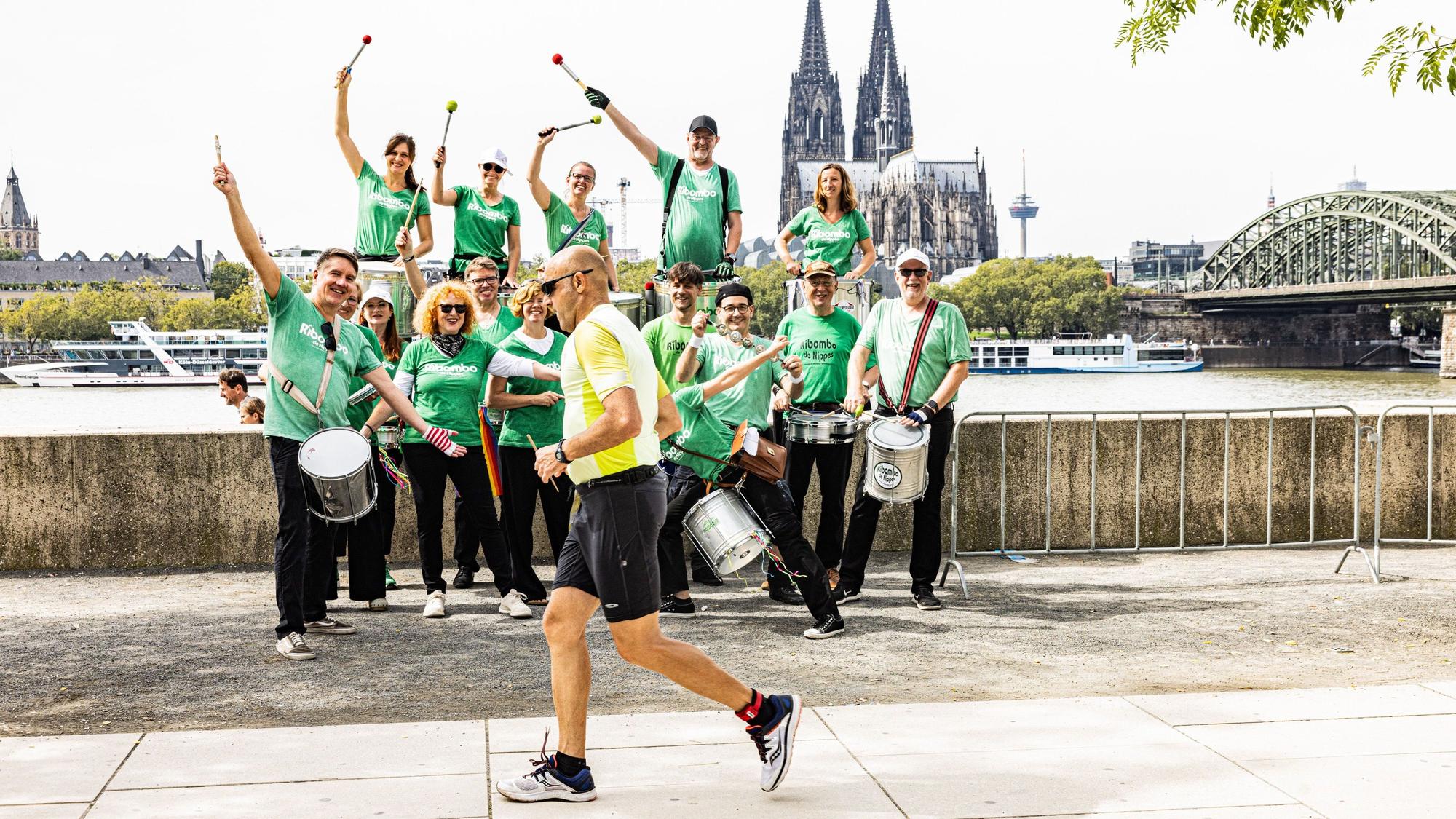 Alle für einen: Eine Samba-Truppe feuerte die Teilnehmer am Rhein an.