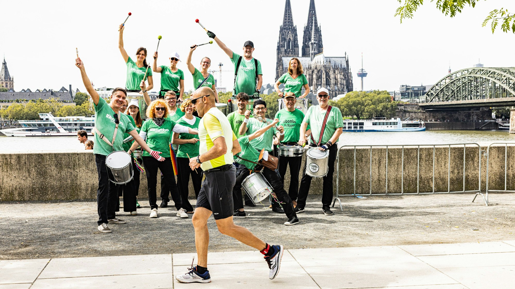 Alle für einen: Eine Samba-Truppe feuerte die Teilnehmer am Rhein an.