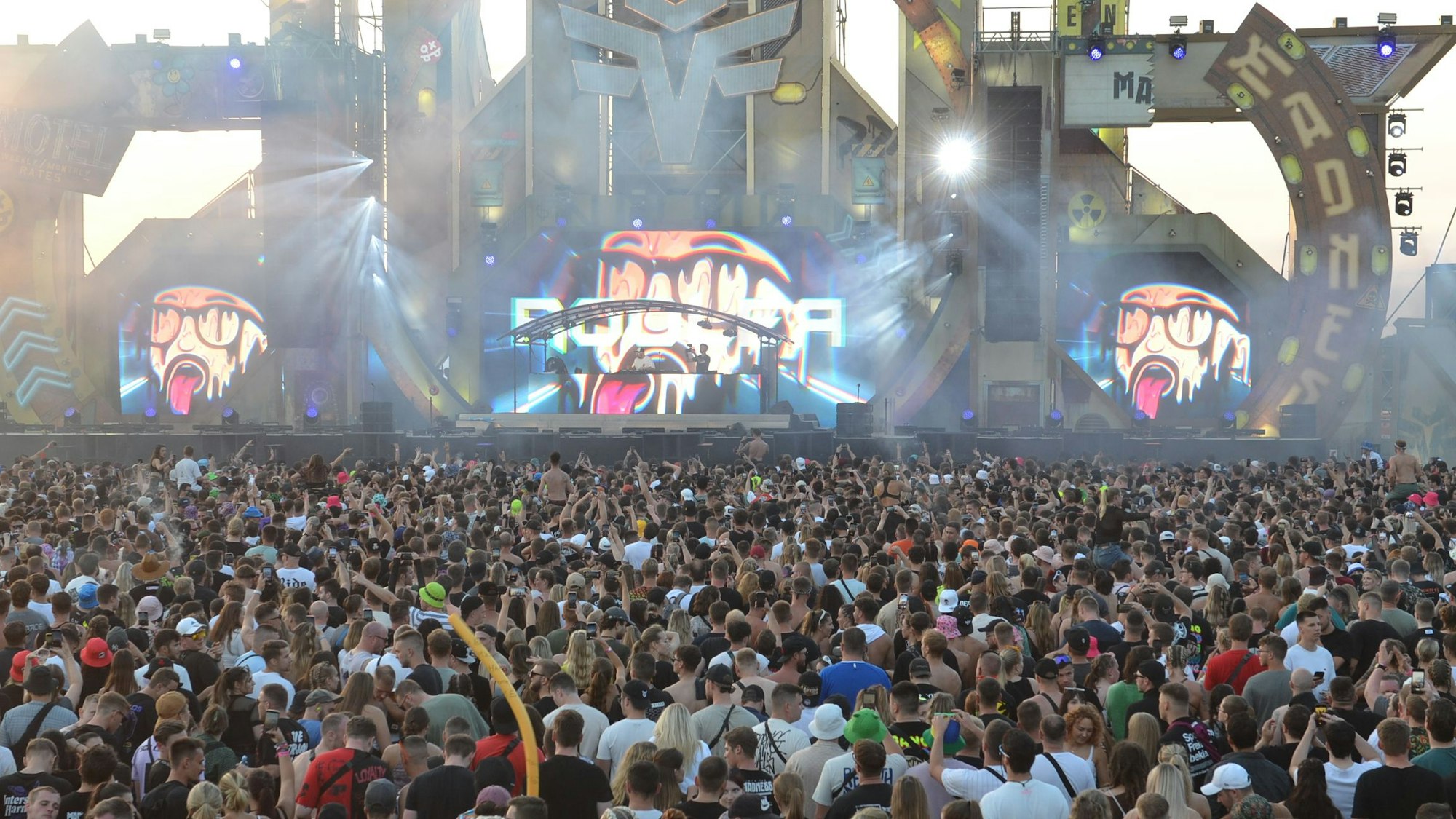 Tausende Menschen stehen vor einer riesigen Festivalbühne.