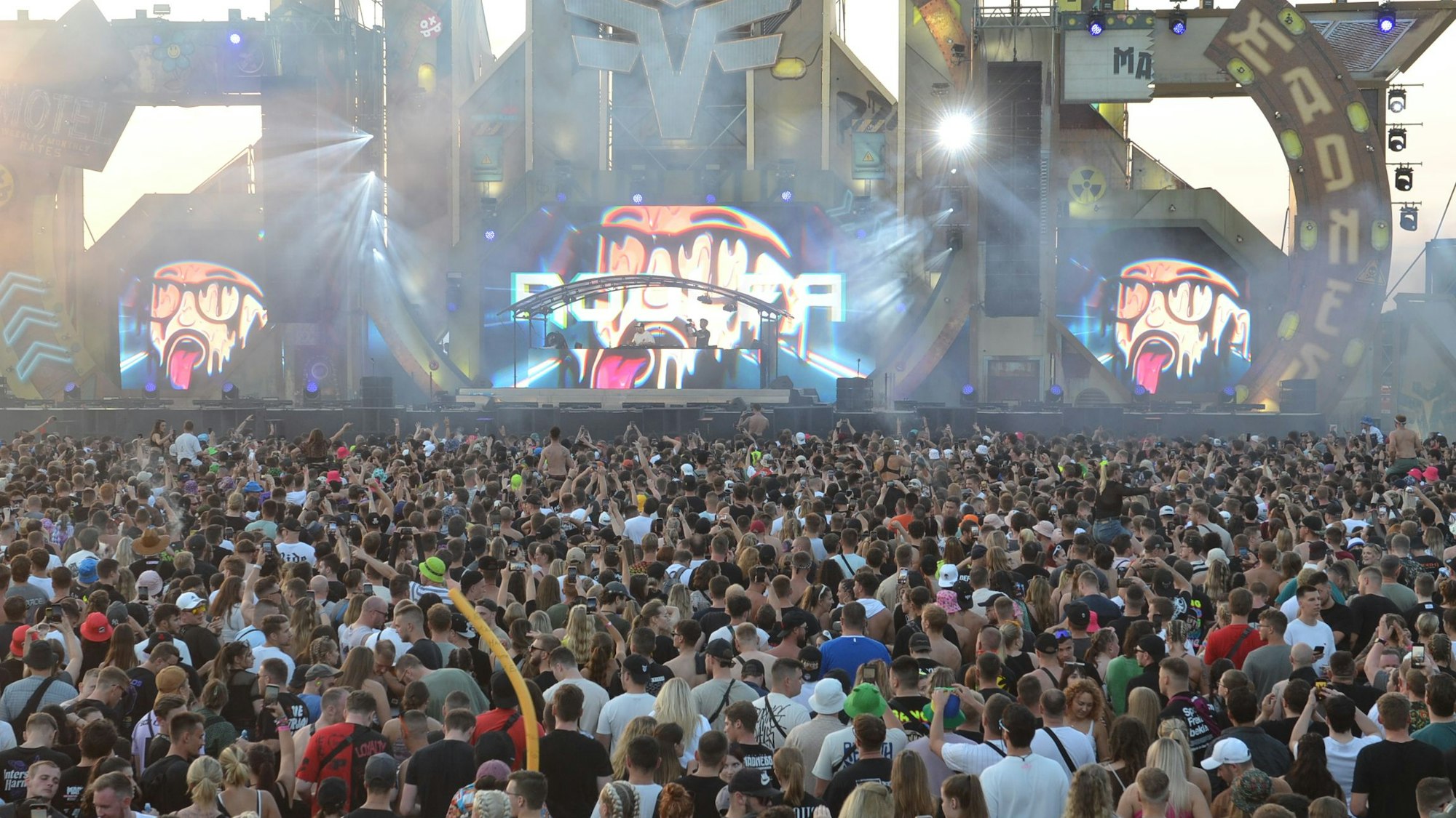 Eine Menschenmenge steht vor der Hauptbühne des „Into the Madness“-Festivals am Zülpicher Seepark.