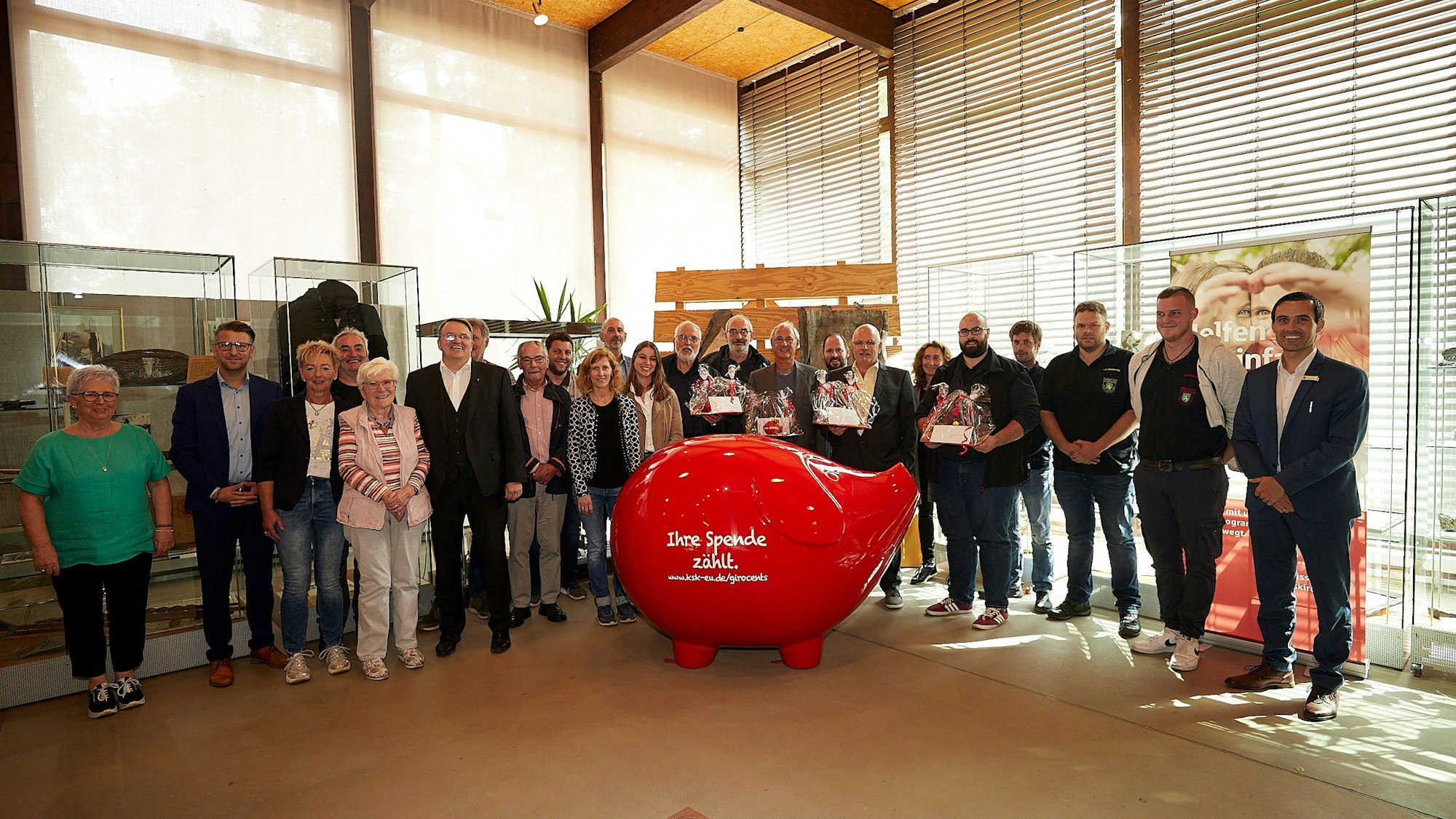 Das Foto zeigt die Helfer mit dem Vorstandsvorsitzenden der Kreissparkasse Euskirchen, Udo Becker, und dem Vorsitzenden des Fördervereins, Günter Nießen.
