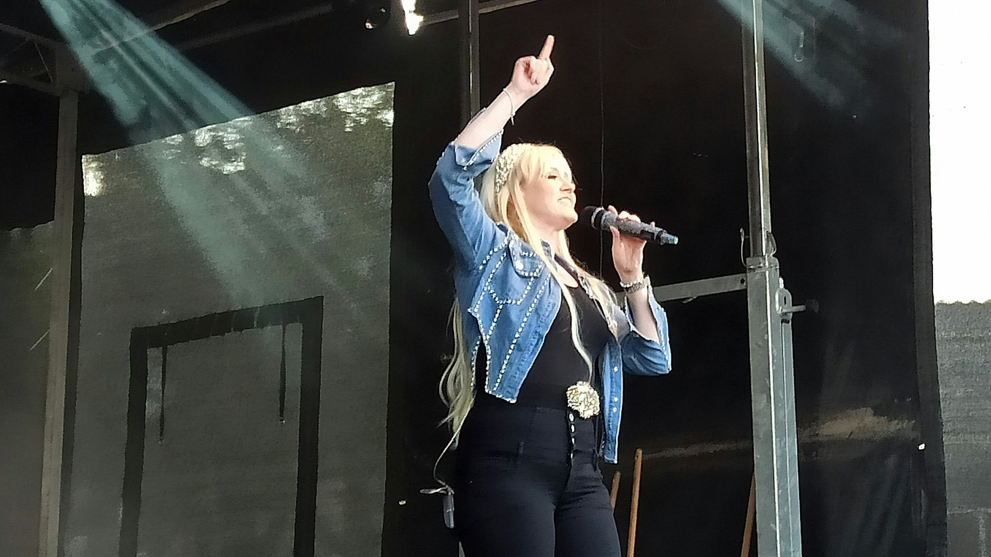 3. September 2023. Bornheim. Auf dem Gewerbefest "Bornheim Live!" trat am Samstagabend Jennifer Budek als Helene Fischer ("Hey Helene") auf. Foto: Frank Engel-Strebel