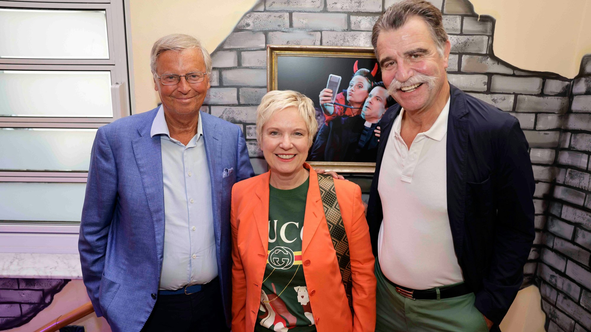 Wolfgang Bosbach (v.l.), Moderatorin Birgit Lechtermann und Heiner Brand bei der Premiere von „Himmel und Kölle“.