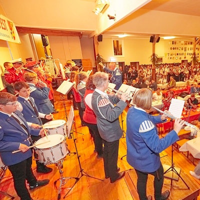 Das Bild zeigt die Musiker auf der Bühne.