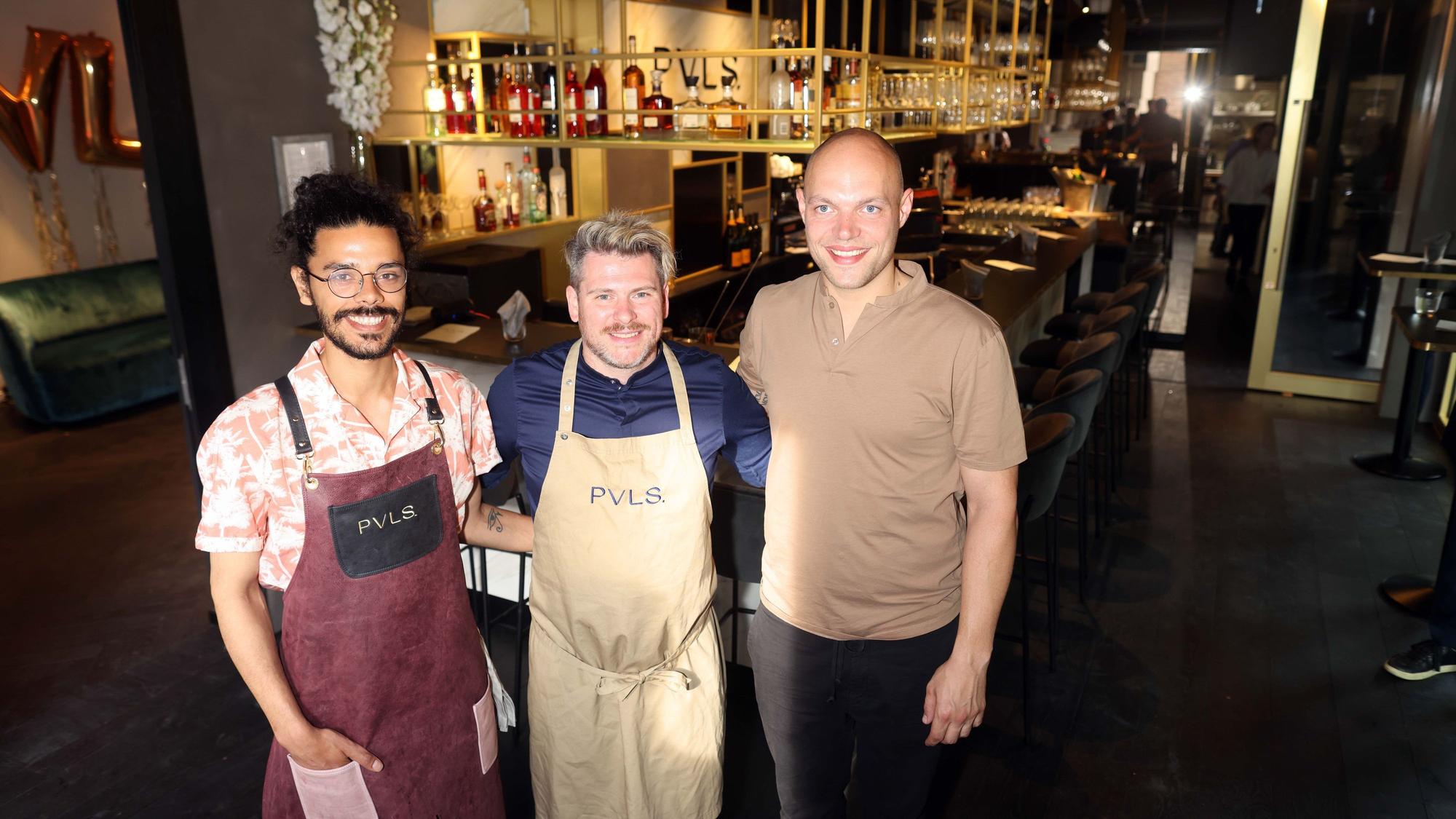 Barchef Kaan Gilmour (v.l.), Daniel Gottschlich und Restaurantleiter Niklas Rosenberger bei der Eröffnung des Puls im Mai 2022.