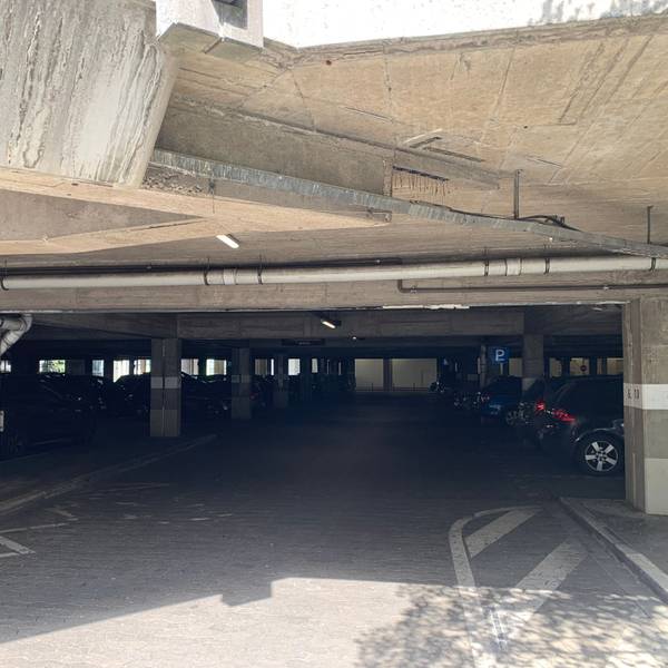 Blick in eine dunkle Tiefgarage.
