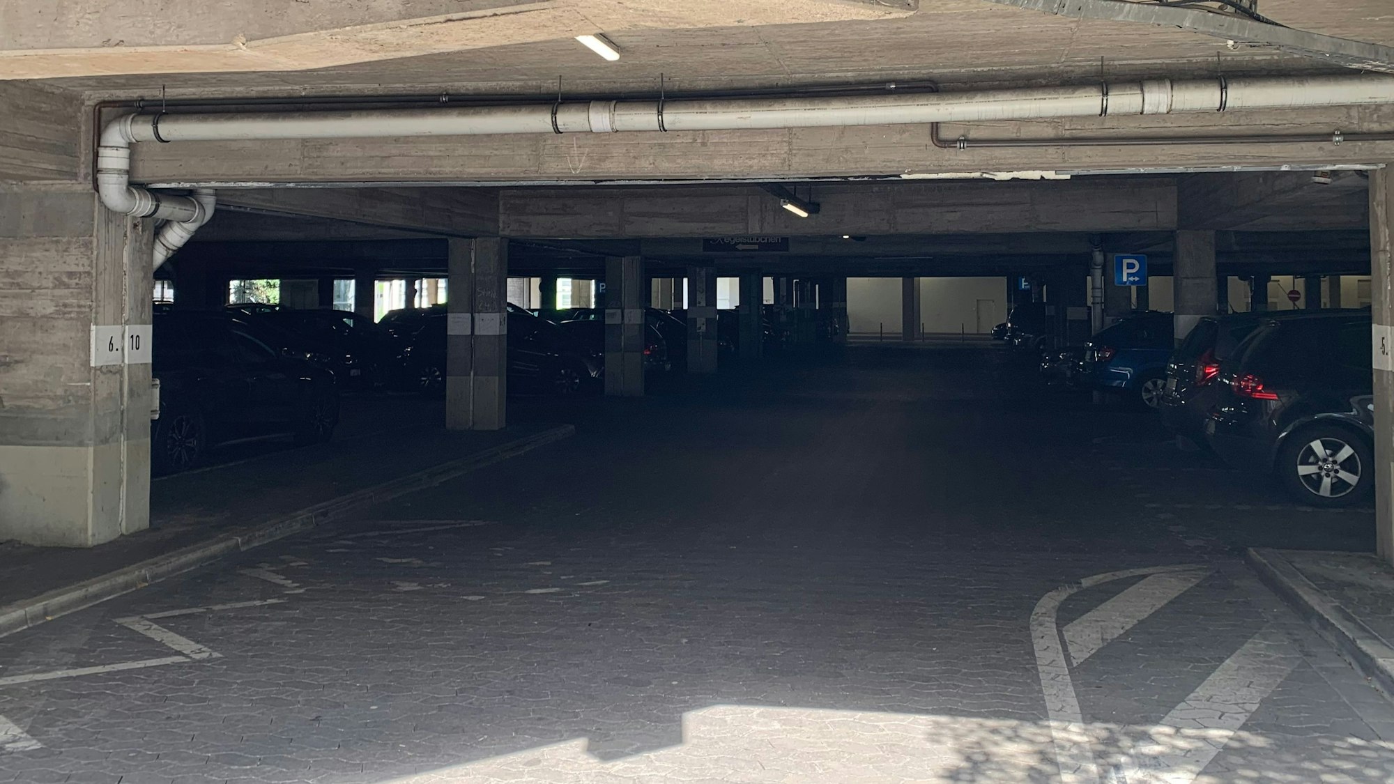 Blick in eine dunkle Tiefgarage.