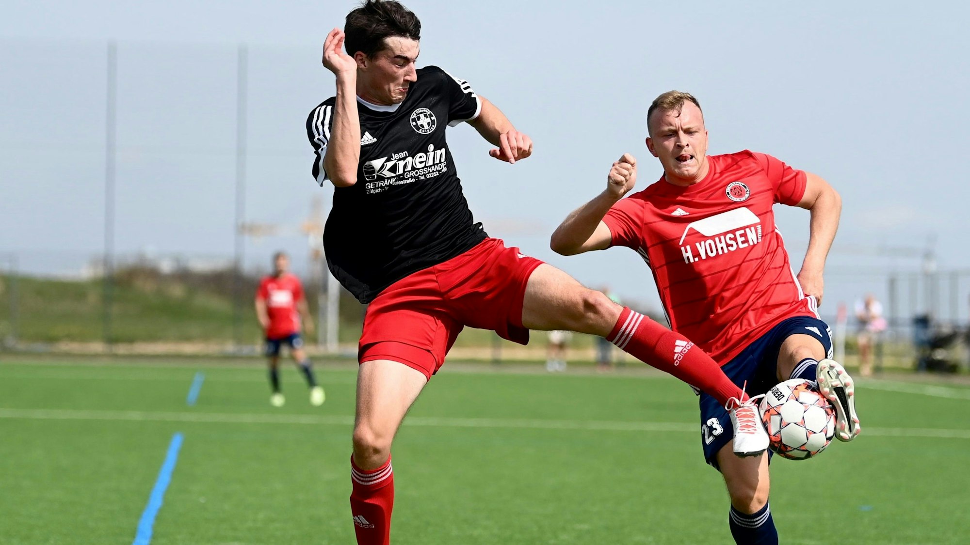 Das Bild zeigt Zülpichs Henrik Uhlenbroch im Pressschlag gegen Jan-Niklas Runkel.