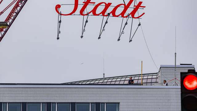 Nach eineineinhalb Stunden war der komplette Schriftzug wieder an seinem Platz.