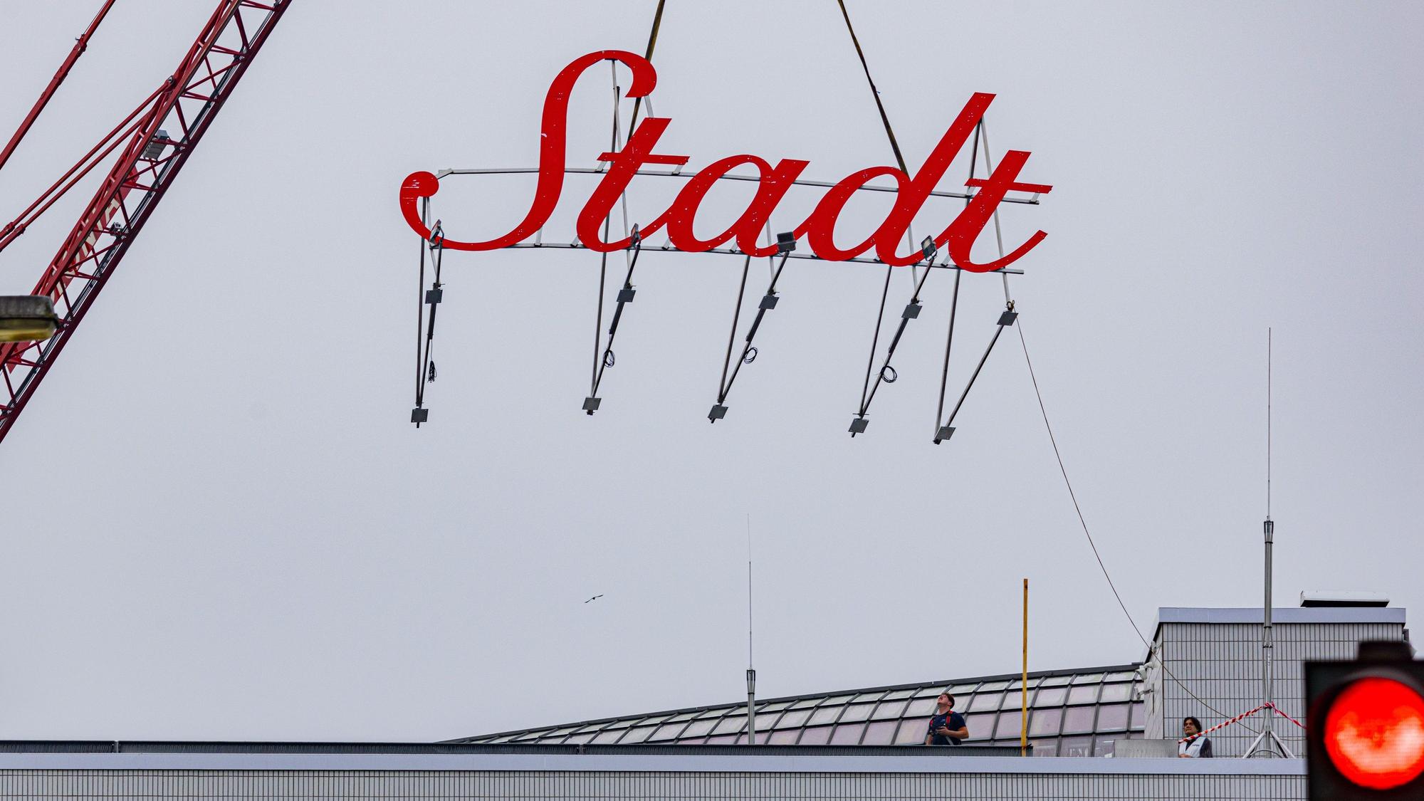 Nach eineineinhalb Stunden war der komplette Schriftzug wieder an seinem Platz.