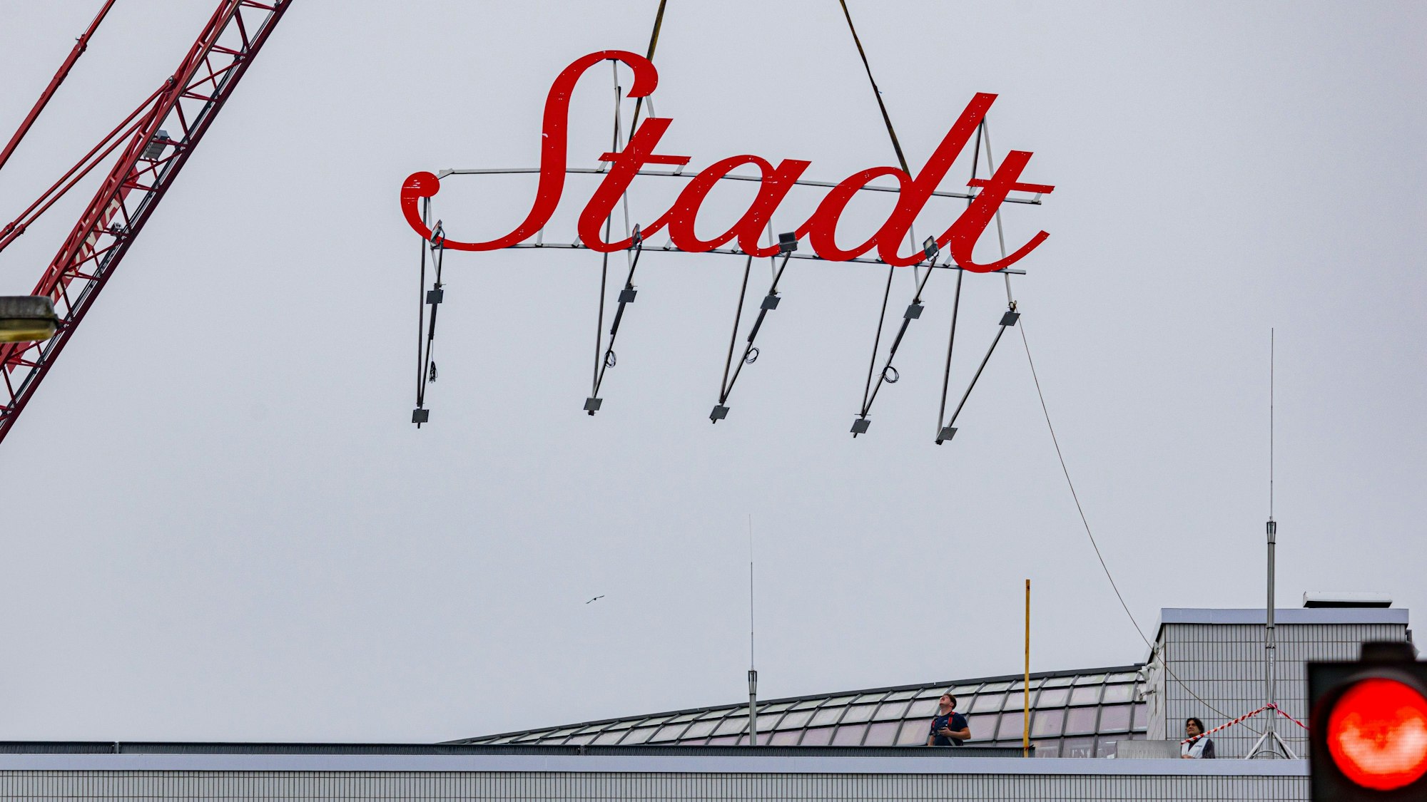 Nach eineineinhalb Stunden war der komplette Schriftzug wieder an seinem Platz.