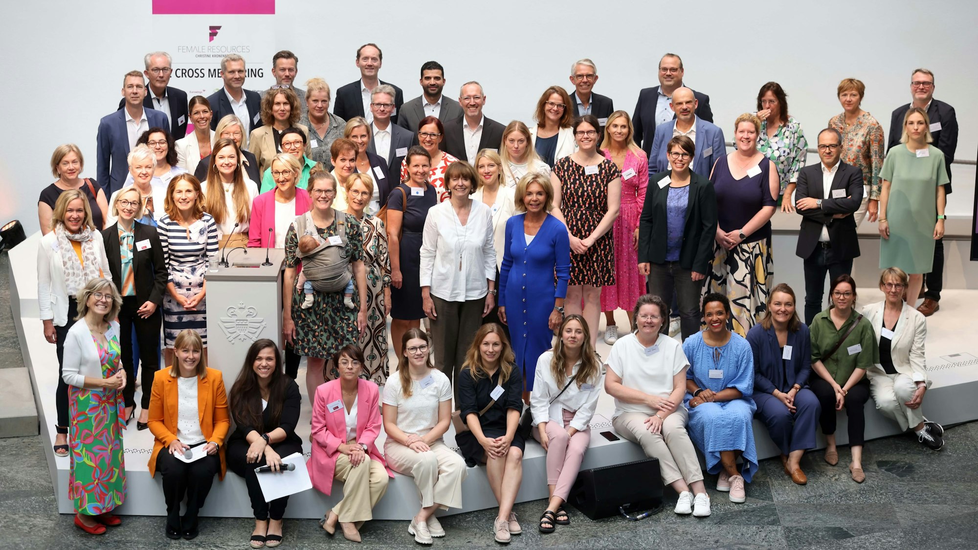 Eine Gruppe von Frauen sitzt im Rathaus.