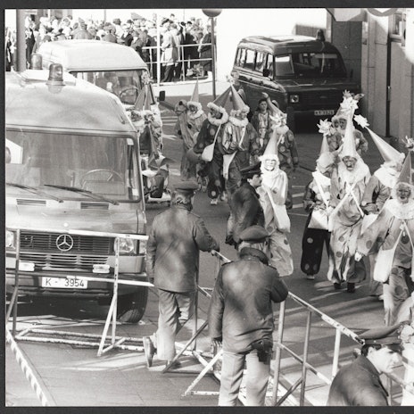Köln - Karneval - Karnevalssonntag 1988 - Mord - "Karnevalszug marschiert an Frauenleiche vorbei" - 10 Meter vom Zugweg entfernt vom Zugweg liegt eine ermordete Frau hinter einer Reibekuchenbude an der Albertusstraße - Foto vom 14.02.1988