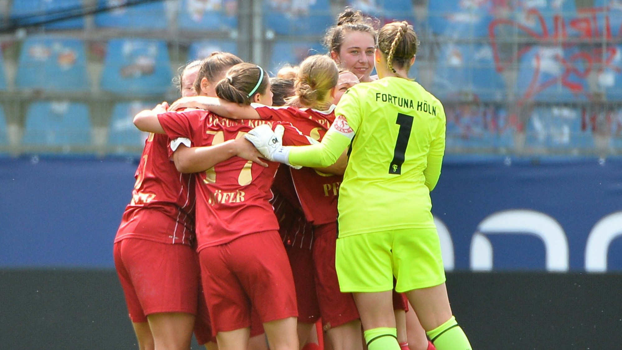 Die Spielerinnen von SC Fortuna Köln jubeln nach einem Tor gegen VfL Bochum in der ersten Runde des DFB-Pokals.