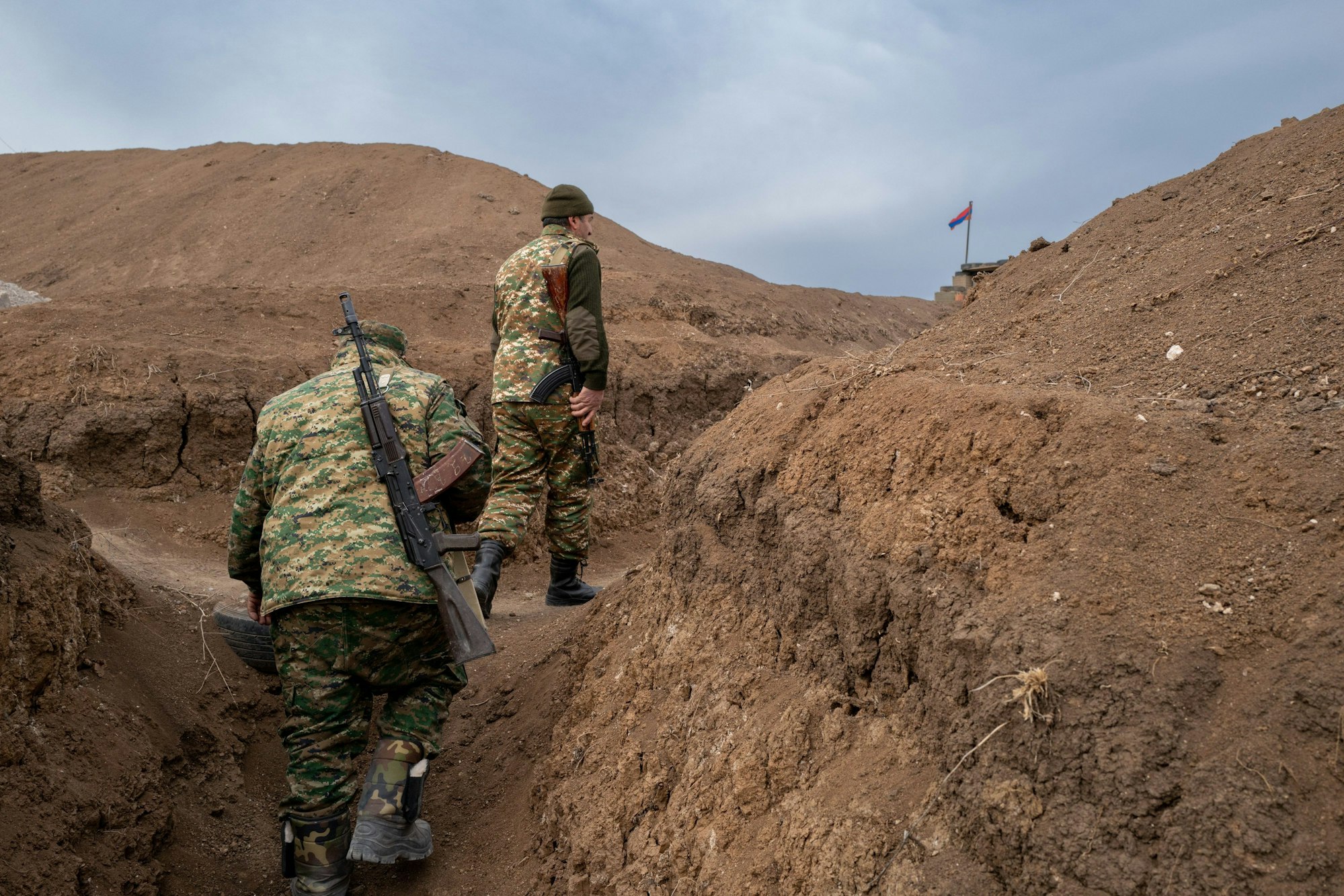 Armenien, Aravus: Zwei Soldaten gehen auf einem Militärposten an der Frontlinie im Latschin-Korridor, in der Nähe des Dorfes Aravus, entlang.