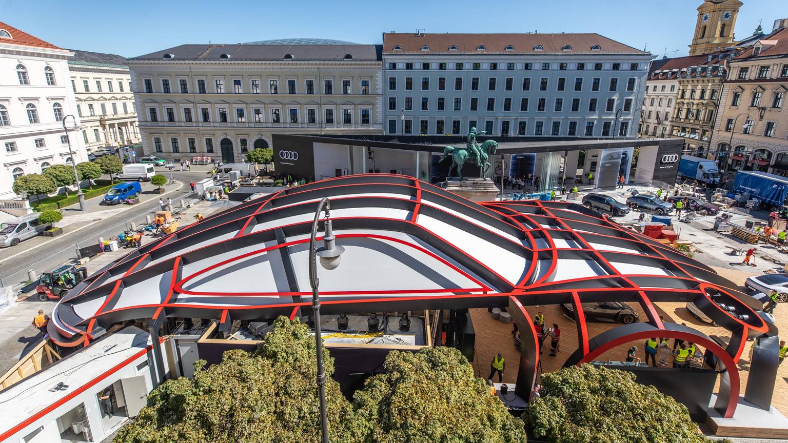 Ein überdimensionalen Porsche-Modell steht als Teil der IAA auf dem Wittelsbacherplatz.