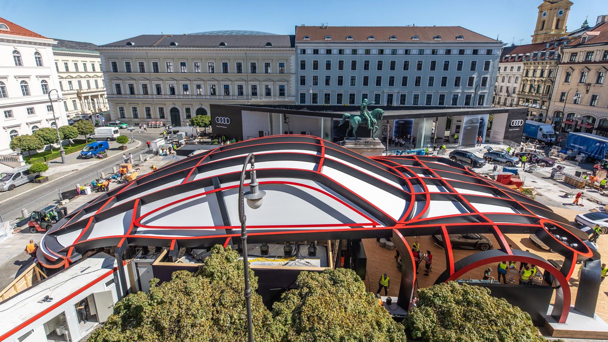 Ein überdimensionalen Porsche-Modell steht als Teil der IAA auf dem Wittelsbacherplatz.