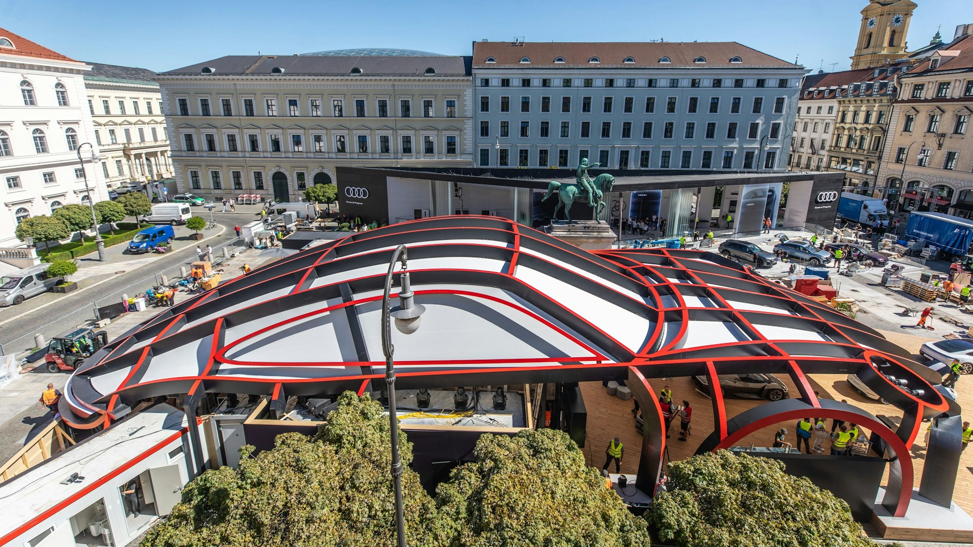 Ein überdimensionalen Porsche-Modell steht als Teil der IAA auf dem Wittelsbacherplatz.