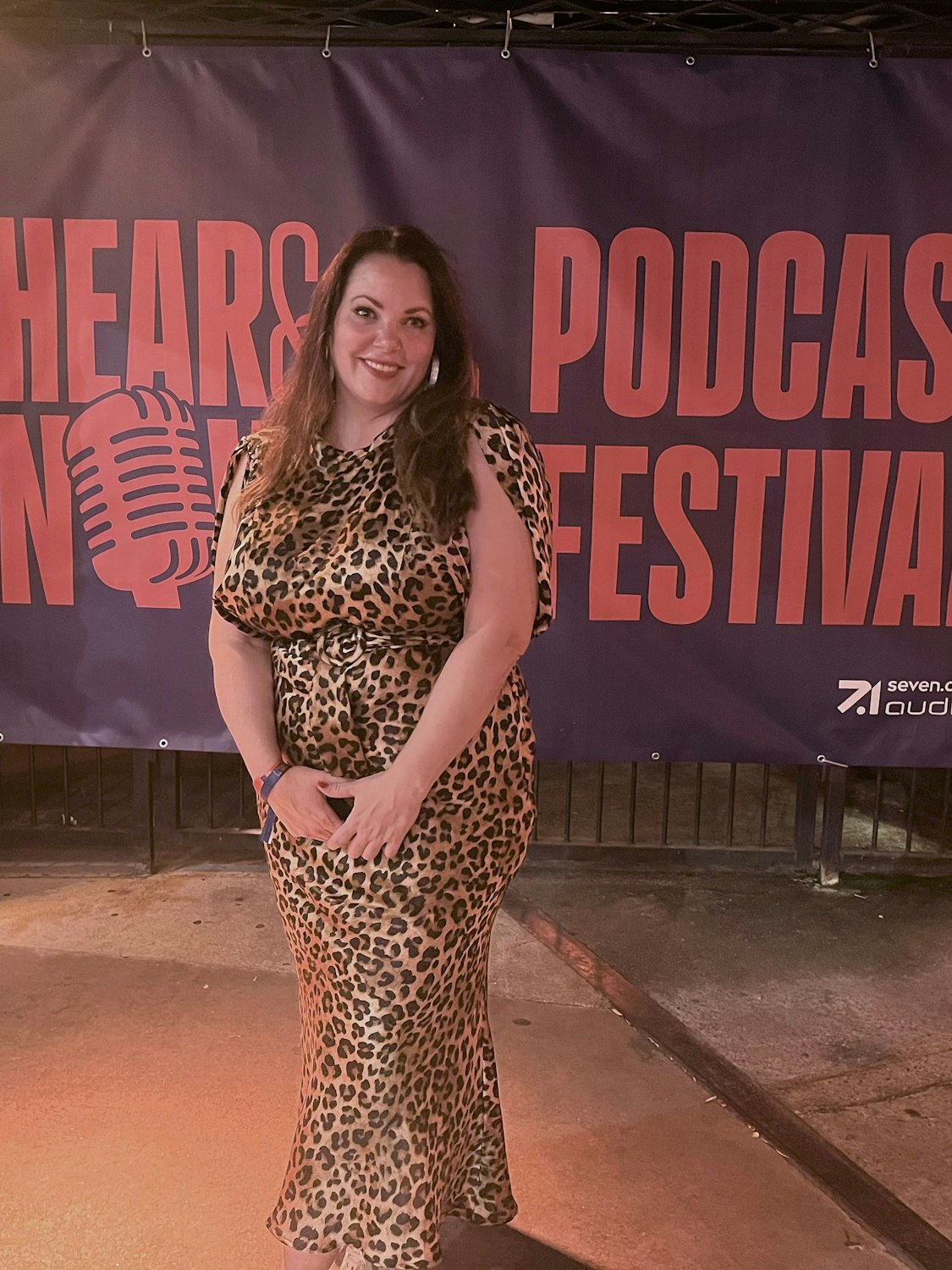 Paula Lambert steht vor einem Plakat.