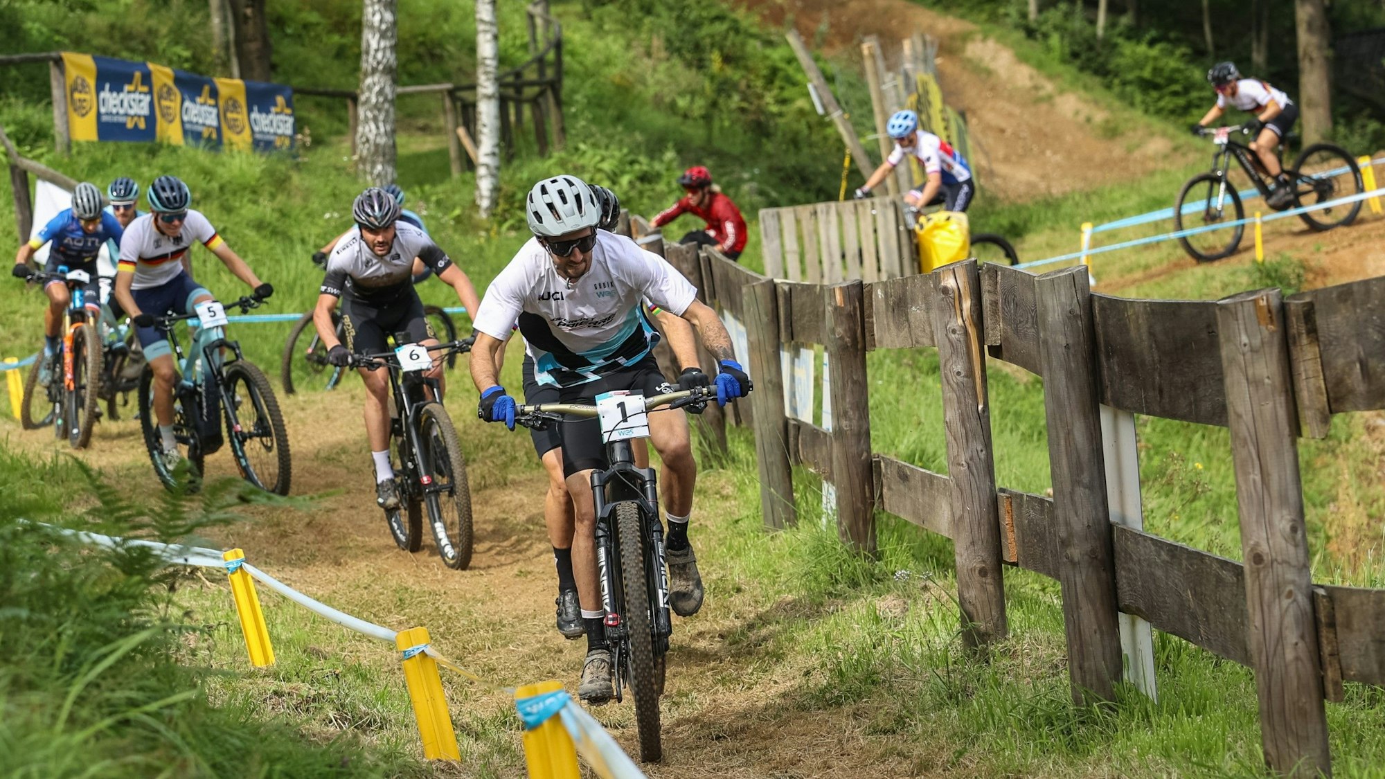 Die Elitefahrer kämpften sich auf ihren E-Mountainbikes die steilen Passagen der Strecke rund um den Bielsteiner Waldkurs hinauf.