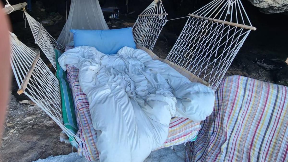 Auf Formentera hat es sich ein Mann in einer Höhle illegal gemütlich gemacht.
