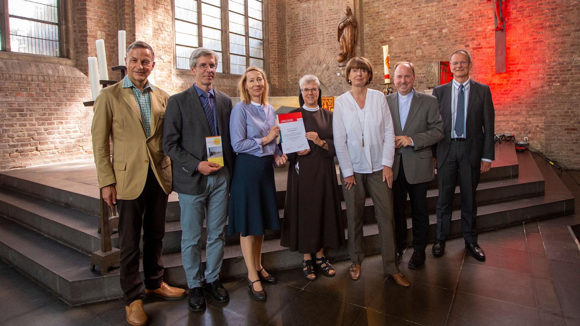 Ruder von Plettenberg, Dr. Philipp Wittmann, Dr. Kirsten Lange-Wittmann, Schwester Christina Klein OSF, OB Henriette Reker, Stadtdechant Monsignore Kleine, Andreas Sellner, Leiter der Abteilung Gefährdetenhilfe beim Diözesan-Caritasverband (v.l.).