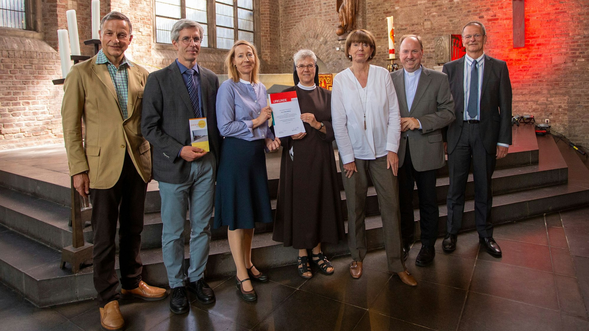 Bei der Gründung der Stiftung im September 2023: Rudger von Plettenberg, Dr. Philipp Wittmann, Dr. Kirsten Lange-Wittmann, Schwester Christina Klein OSF, OB Henriette Reker, Stadtdechant Monsignore Kleine, Andreas Sellner, Leiter der Abteilung Gefährdetenhilfe beim Diözesan-Caritasverband (v.l.).