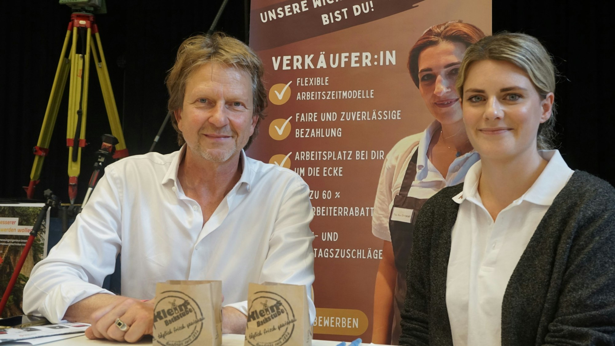 Rolf-Martin Randecker und Claire Raue von Klein's Backstube sitzen an einem Tisch.