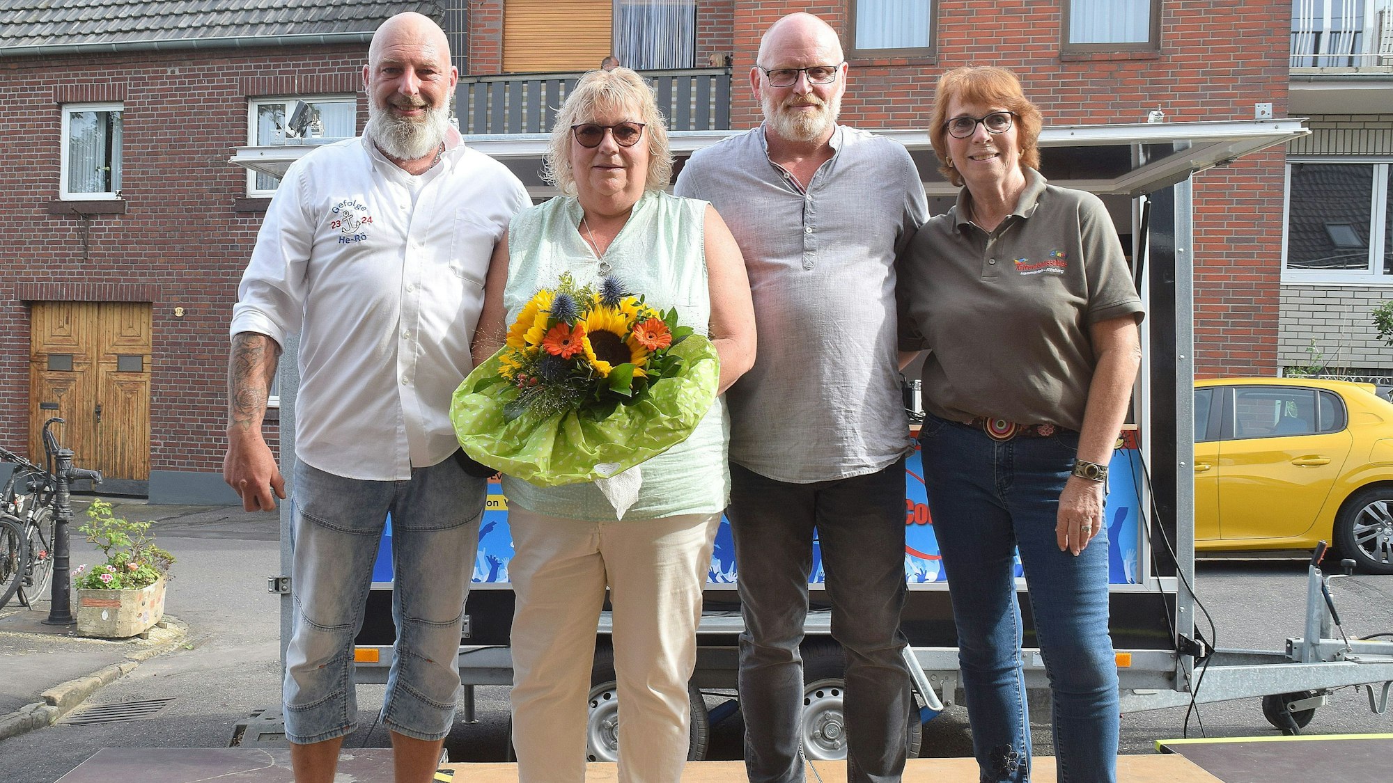 4. September 2023. Bornheim-Hemmerich/Rösberg. Stabwechsel beim Karnevalsausschuss Hemmerich-Rösberg. Mario Rickers (links) übernimmt das Amt seines Vorgängers Ulrich Krumtünger. Mit im Bild: Ute Krumtünger (2. von links) und Ursula Ihde, Ortsvorsteherin von Hemmerich (rechts). Foto: Frank Engel-Strebel