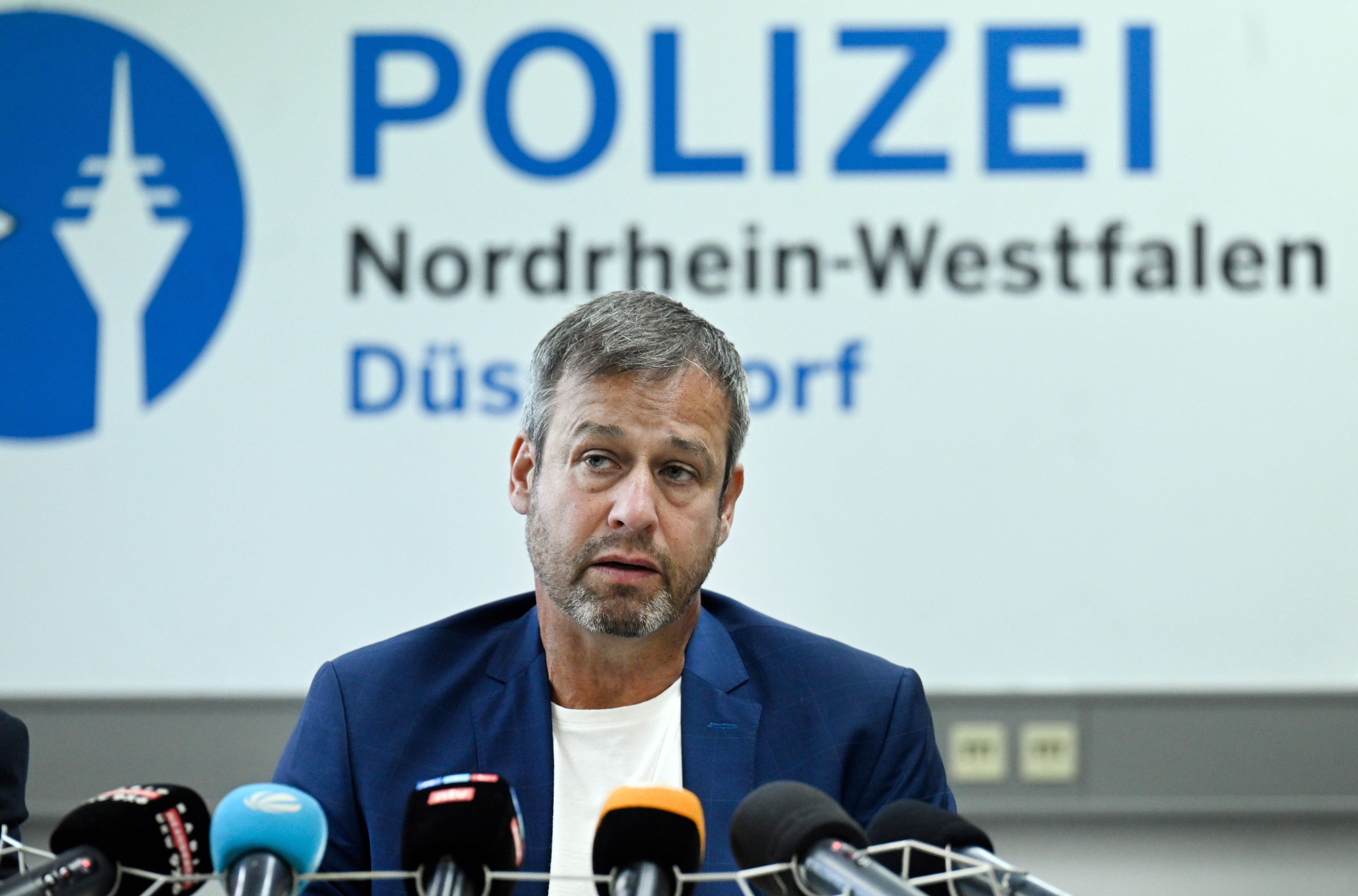 04.09.2023, Nordrhein-Westfalen, Düsseldorf: Guido Adler, Leiter des Kriminalkommissariats 11 im Polizeipräsidium von Nordrhein-Westfalen, unterrichtet die Presse über die Klärung eines sogenannten "Cold Case" - Mordes aus dem Jahre 2007 an einer Stewardess aus Velbert. Der Täter konnte anhand von neuartigen kriminaltechnischen Untersuchungen überführt werden. Foto: Roberto Pfeil/dpa +++ dpa-Bildfunk +++