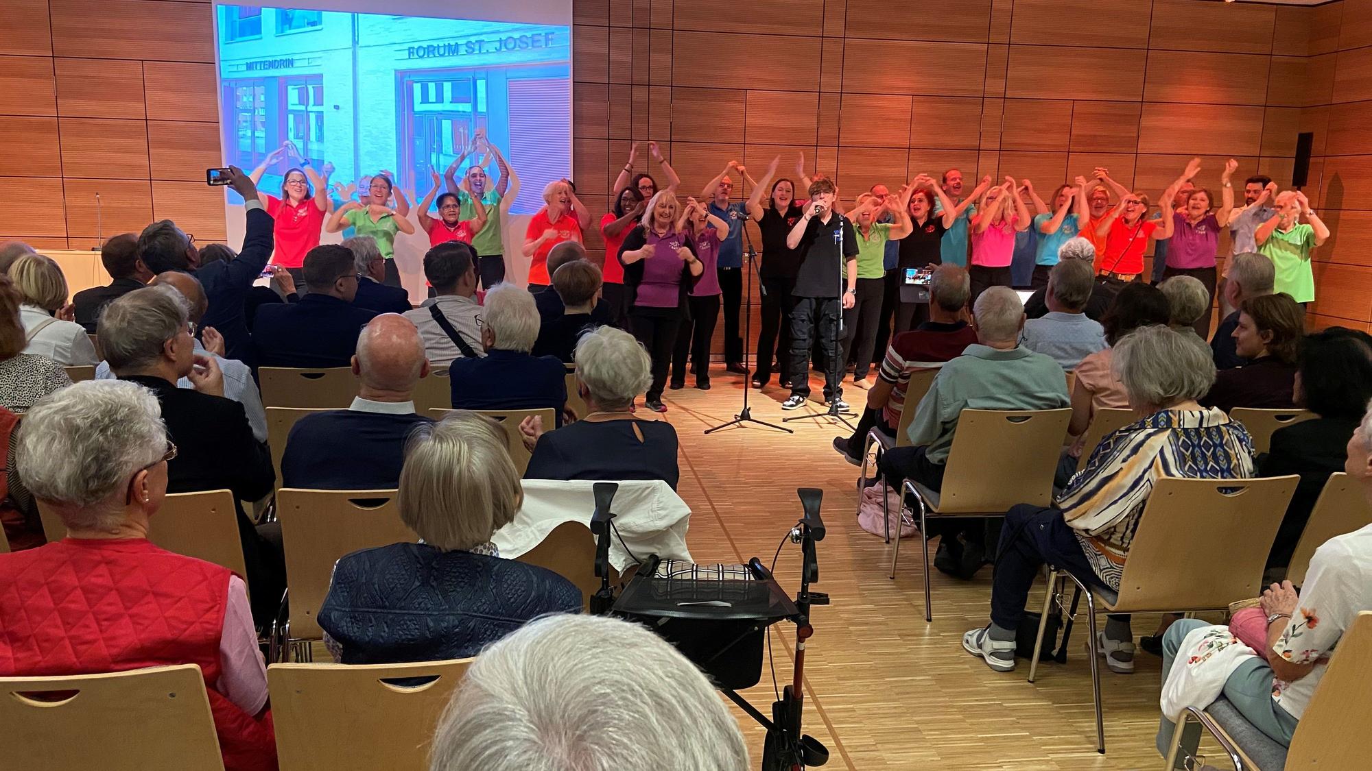 Zuhört sitzen in der Halle.