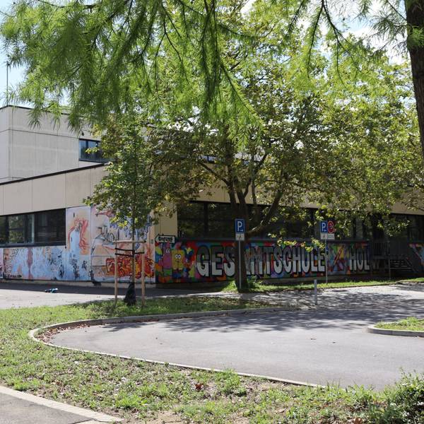 Die Gesamtschule Holweide von Außen.