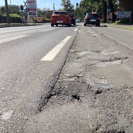 Das Bild zeigt den schlechten Zustand der Dürener Straße in Frechen.
