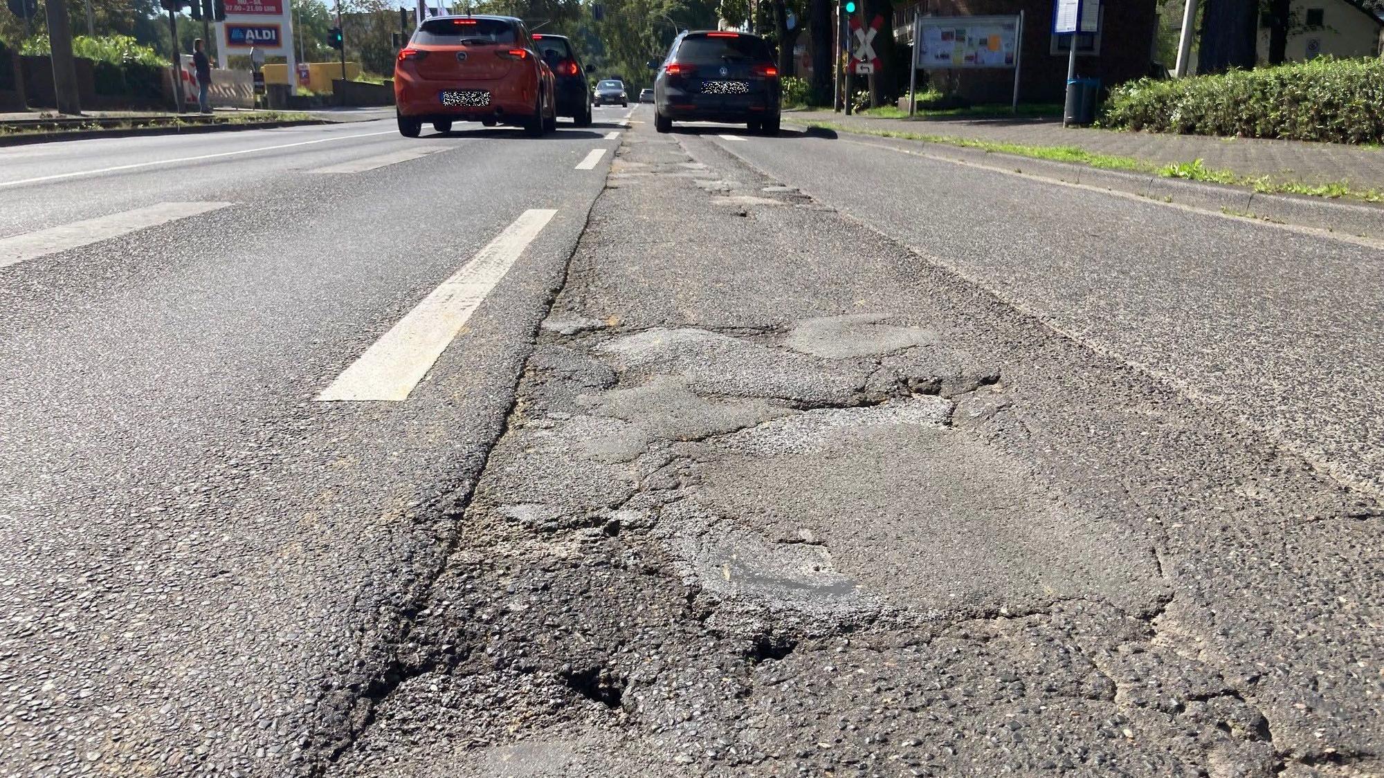 Auf dem Bild sind Schlaglöcher im Asphalt der Dürener Straße zu sehen.