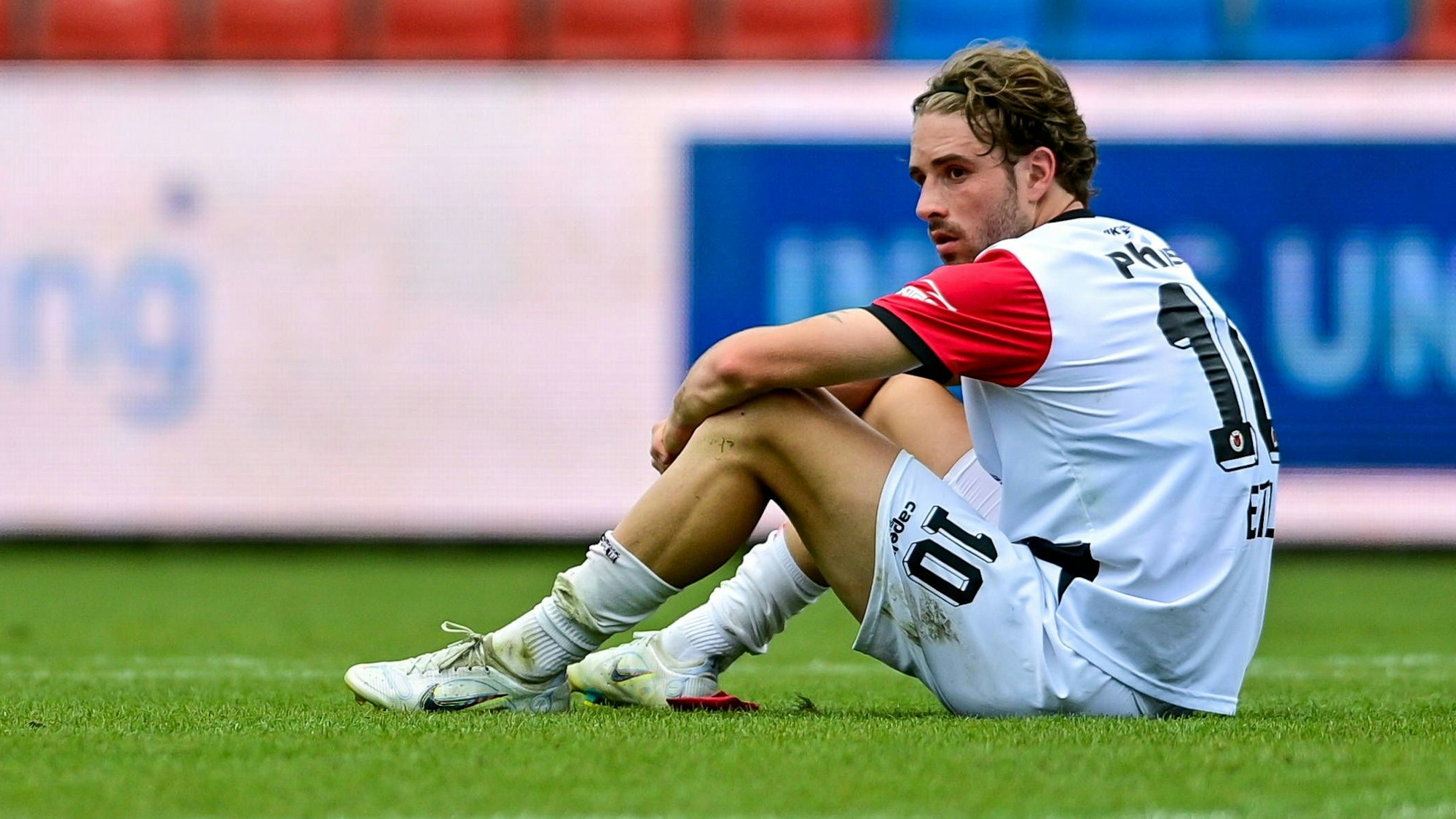 David Lennart Philipp Viktoria Köln, 10 nach Spielende enttäuscht schauend, Enttäuschung, Frustration, disappointed, pessimistisch, Freisteller, Einzelbild, Aktion, Action, 26.08.2023, Unterhaching Deutschland, Fussball, 3. Liga, SpVgg Unterhaching - FC Viktoria Köln, DFB/DFL REGULATIONS PROHIBIT ANY USE OF PHOTOGRAPHS AS IMAGE SEQUENCES AND/OR QUASI-VIDEO. *** David Lennart Philipp Viktoria Köln, 10 after end of game looking disappointed, disappointment, frustration, disappointed, pessimistic, cutout, single image, action, 26 08 2023, Unterhaching Germany , Football, 3 Liga, SpVgg Unterhaching FC Viktoria Köln, DFB DFL REGULATIONS PROHIBIT ANY USE OF PHOTOGRAPHS AS IMAGE SEQUENCES AND OR QUASI VIDEO xslx