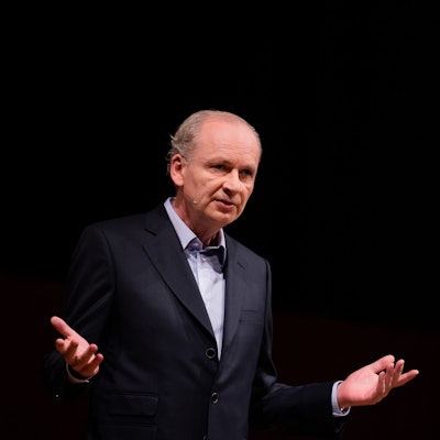 Ferdinand von Schirach, Schriftsteller, steht im Rahmen des Literaturfestivals lit.Cologne Spezial in Köln auf der Bühne im Funkhaus (Archivbild).