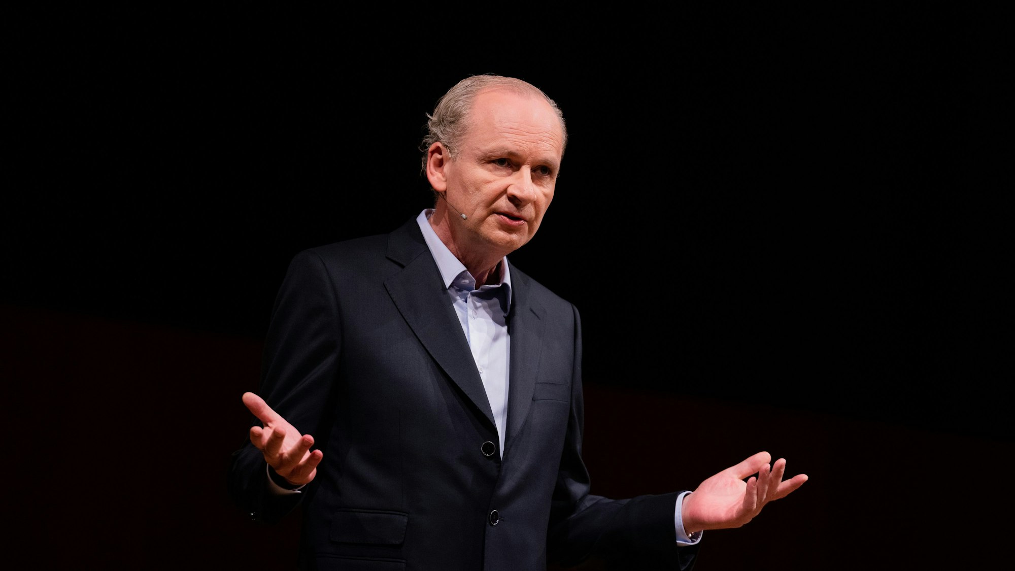 Ferdinand von Schirach, Schriftsteller, steht im Rahmen des Literaturfestivals lit.Cologne Spezial in Köln auf der Bühne im Funkhaus (Archivbild).