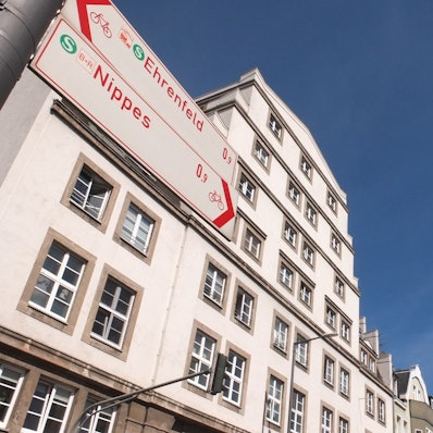 Ein weißes Haus steigt Richtung Himmel.