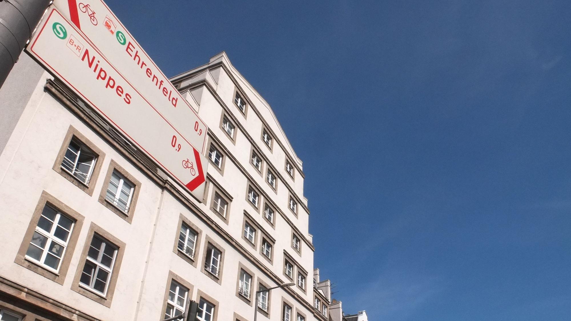 Ein weißes Haus steigt Richtung Himmel.