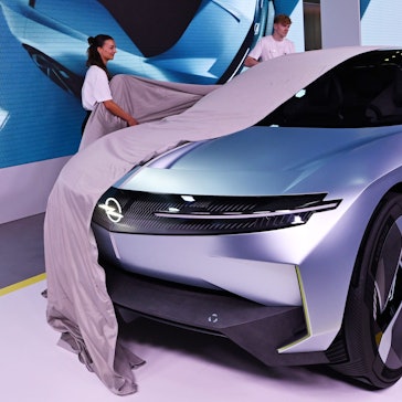 04.09.2023, Bayern, München: Opel enthüllt das elektrische Konzeptauto «Experimental» beim Pressetag der Auto- und Verkehrsmesse IAA in einer Halle der Messe München. Der deutsche Automobilhersteller ist ein Tochterunternehmen der Stellantis-Gruppe und produziert Modelle wie den Astra und den Corsa. Die Internationale Automobil-Ausstellung IAA MOBILITY 2023 findet in München vom 05.-10. September statt. Foto: Martin Schutt/dpa +++ dpa-Bildfunk +++