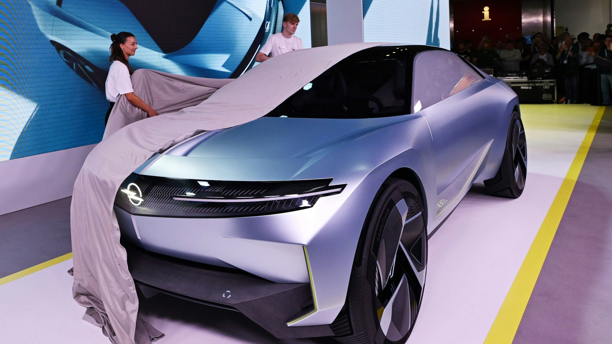 04.09.2023, Bayern, München: Opel enthüllt das elektrische Konzeptauto «Experimental» beim Pressetag der Auto- und Verkehrsmesse IAA in einer Halle der Messe München. Der deutsche Automobilhersteller ist ein Tochterunternehmen der Stellantis-Gruppe und produziert Modelle wie den Astra und den Corsa. Die Internationale Automobil-Ausstellung IAA MOBILITY 2023 findet in München vom 05.-10. September statt. Foto: Martin Schutt/dpa +++ dpa-Bildfunk +++