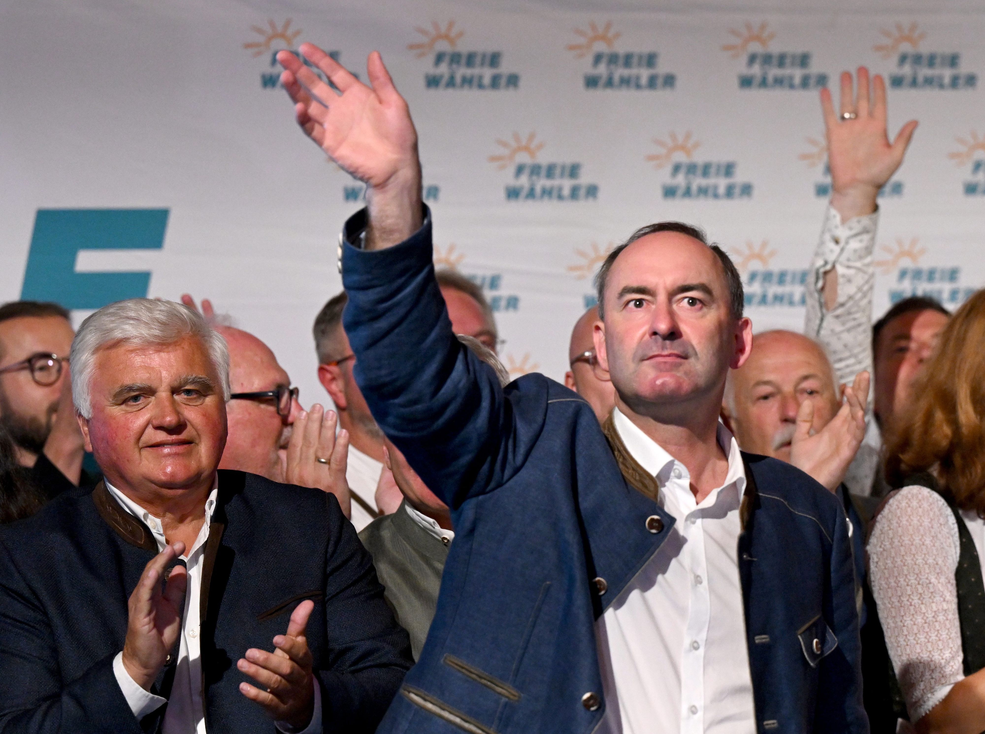 Hubert Aiwanger (vorn), Bundesvorsitzender der Freien Wähler, stellvertretender Ministerpräsident von Bayern und bayerischer Staatsminister für Wirtschaft, Landentwicklung und Energie