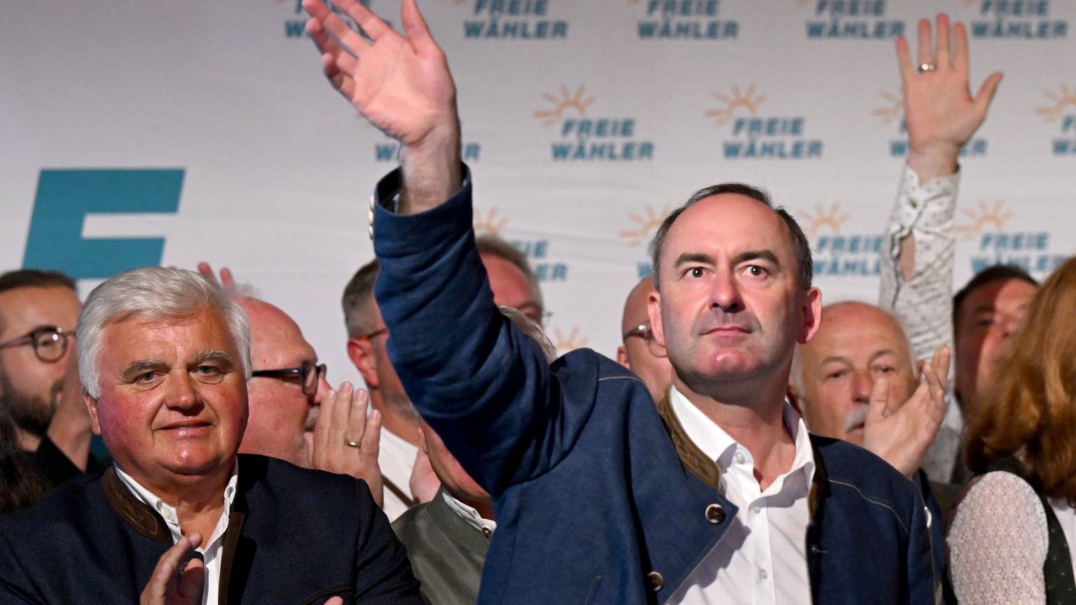 Hubert Aiwanger (vorn), Bundesvorsitzender der Freien Wähler, stellvertretender Ministerpräsident von Bayern und bayerischer Staatsminister für Wirtschaft, Landentwicklung und Energie