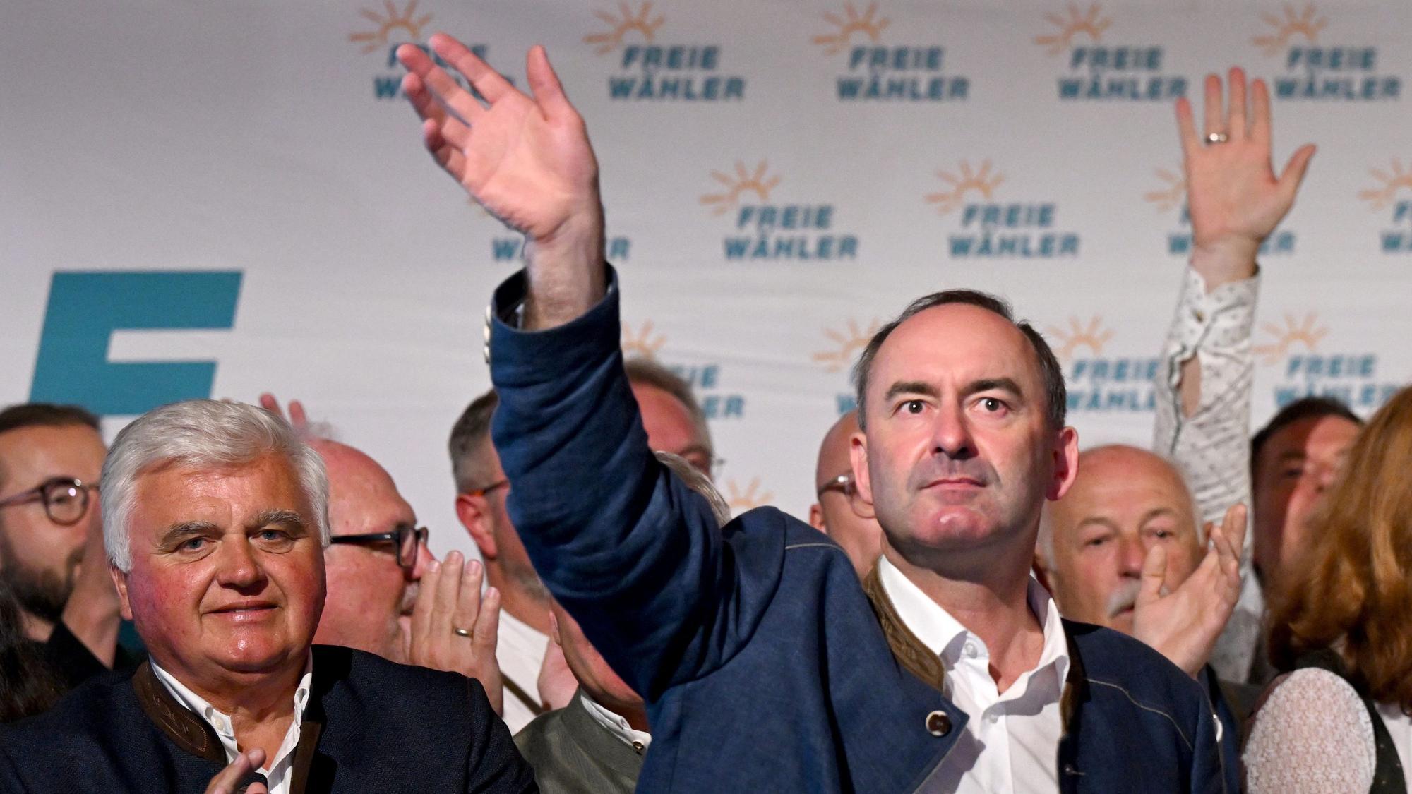 Hubert Aiwanger (vorn), Bundesvorsitzender der Freien Wähler, stellvertretender Ministerpräsident von Bayern und bayerischer Staatsminister für Wirtschaft, Landentwicklung und Energie