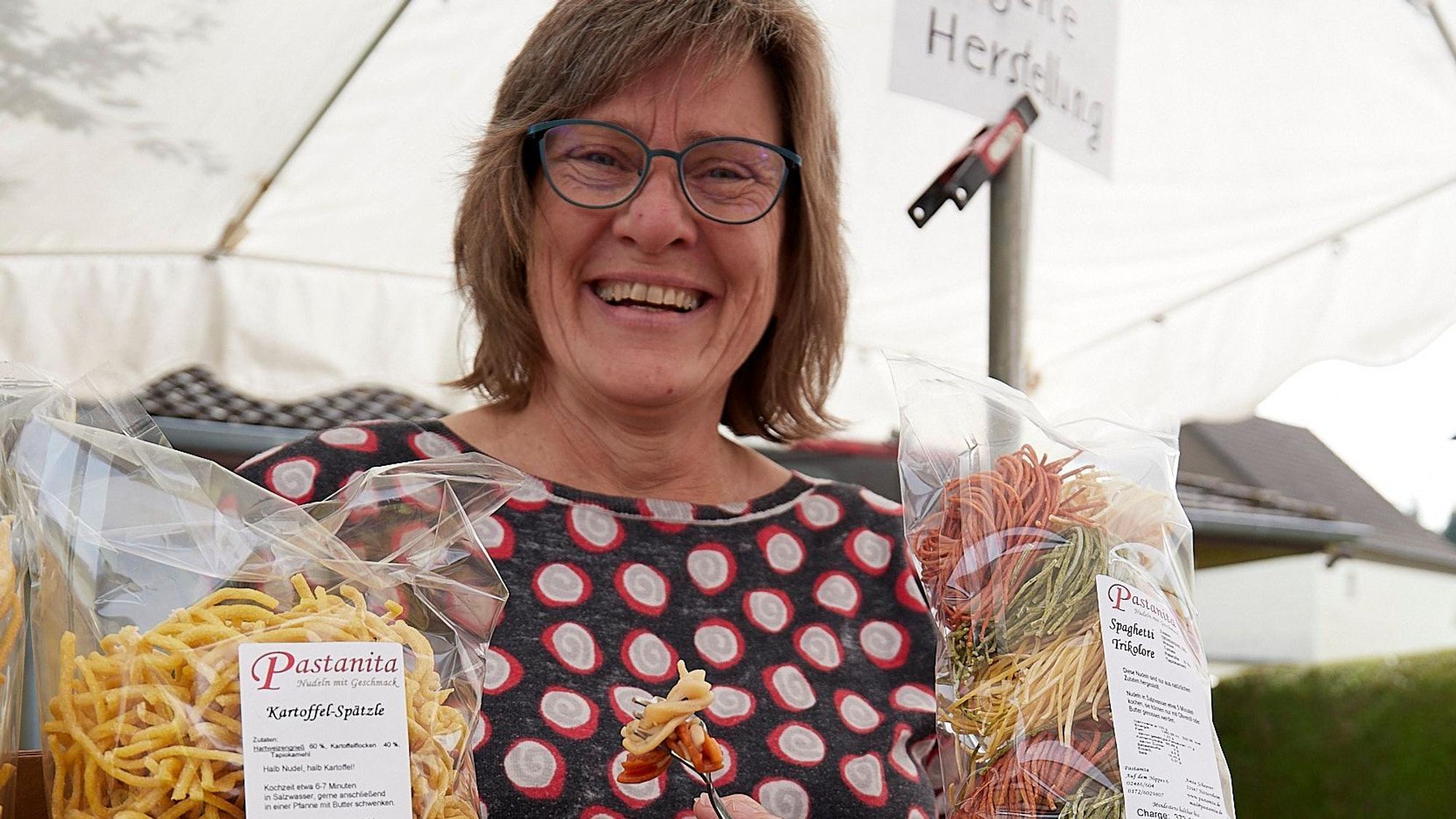 Anita Scheuver präsentiert zwei Pakete Nudeln aus ihrer Manufaktur.