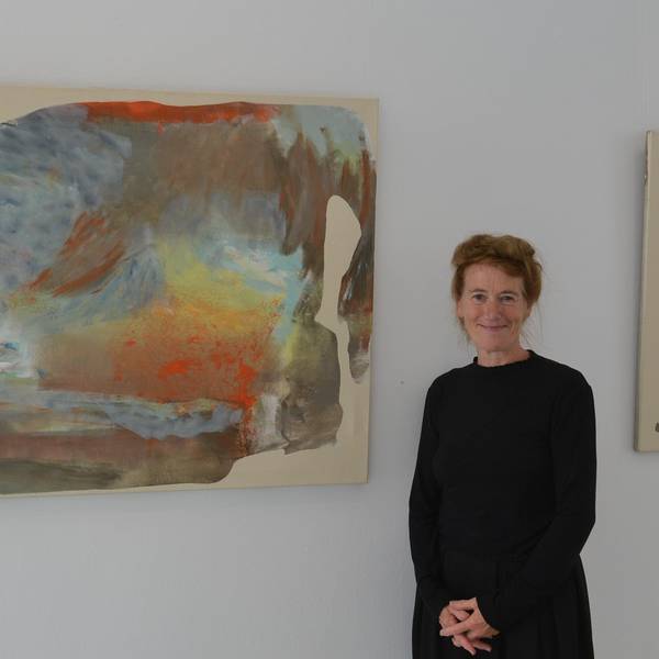Die Künstlerin Catharina de Rijke steht vor einem ihrer Werke.