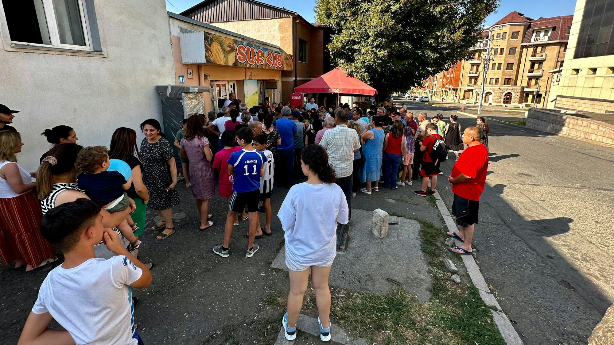 Schlange stehen vor der Bäckerei: Das gehört für die Menschen im Gebiet Bergkarabach inzwischen zum Alltag.