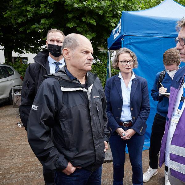 Frank Waldschmidt (r.) trägt die lilafarbene Weste, die ihn als Notfallseelsorger kennzeichnet. Nach der Flutkatastrophe in Gemünd informiert er Olaf Scholz und Ina Scharrenbach über diese Arbeit.